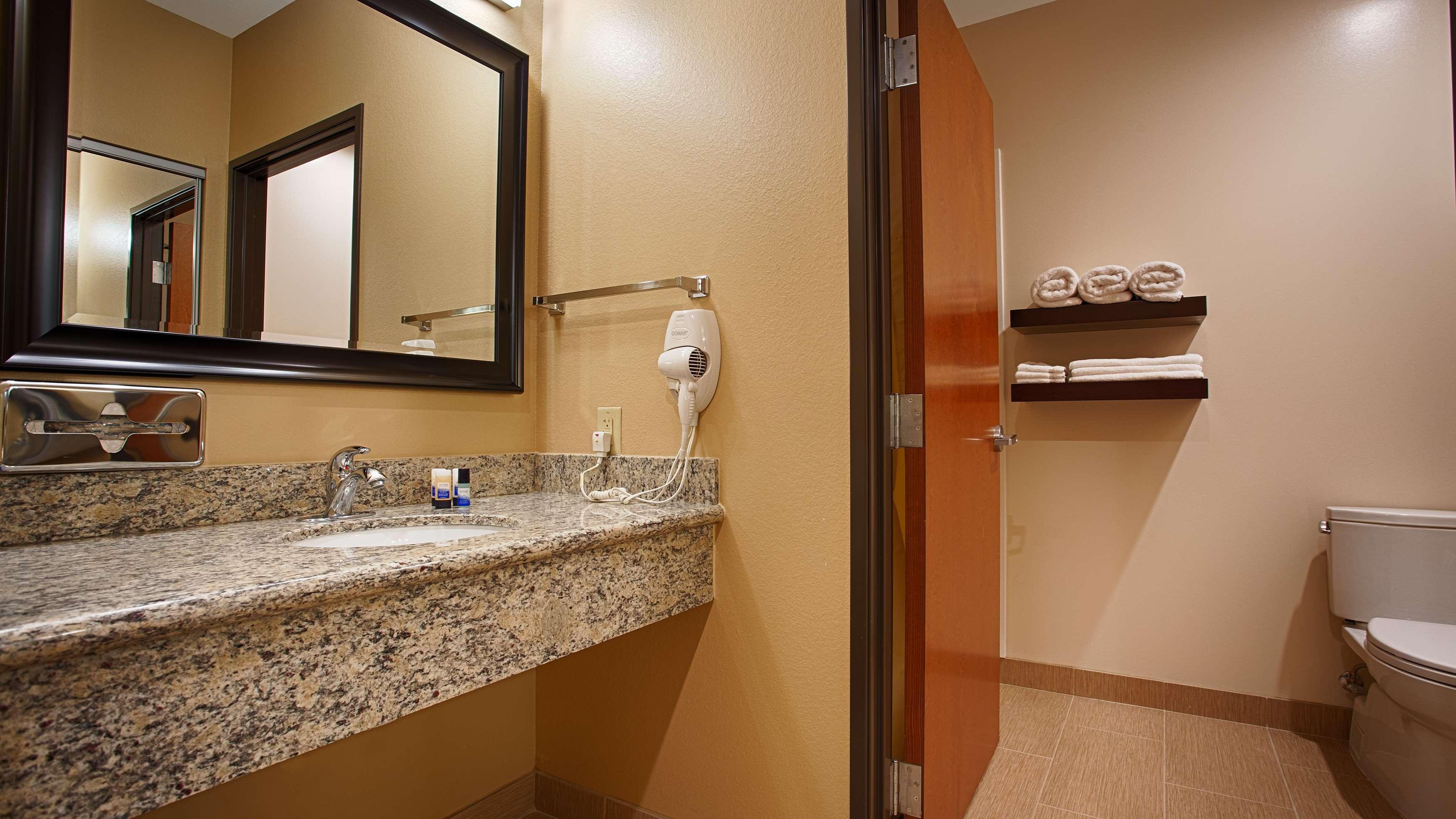 Best Western Plus Finger Lakes Inn & Suites Cortland Esterno foto